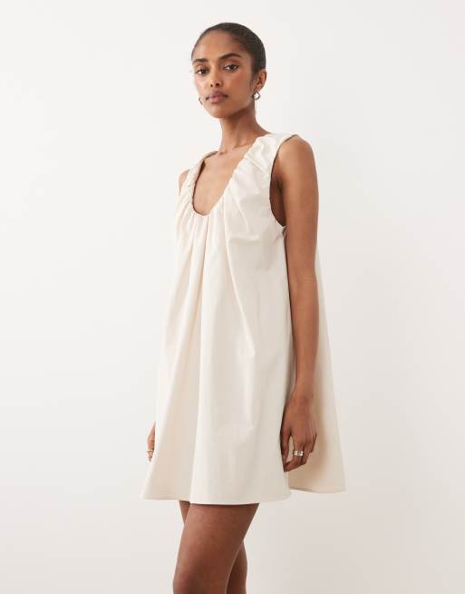 ASOS DESIGN – Ljusbeige, rynkad miniklänning med djup urringning och barrelben, 2 av 4