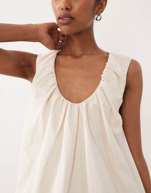 ASOS DESIGN – Ljusbeige, rynkad miniklänning med djup urringning och barrelben, 4 av 4