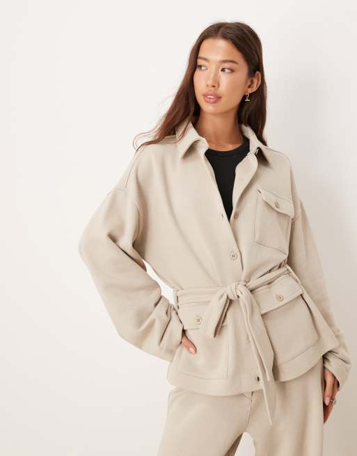 ASOS DESIGN – Ljusbeige sweatshirt i twill med långa ärmar, knappar och knytning framtill, del av set