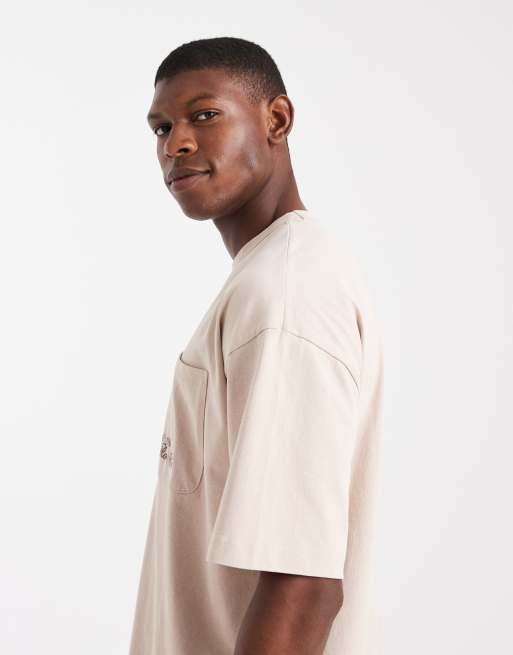 ASOS DESIGN – Ljusbeige t-shirt i oversize med ficka och broderi , 4 av 5