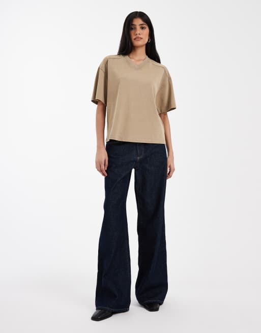 ASOS DESIGN – Ljusbeige, tvättad t-shirt i regular fit med v-ringning, 2 av 4