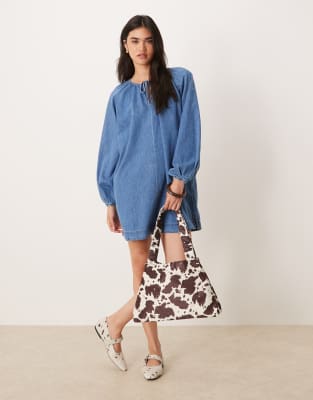 ASOS DESIGN – Ljusblå jeansklänning i minilängd med ballongärmar och vintagetvätt - view 1