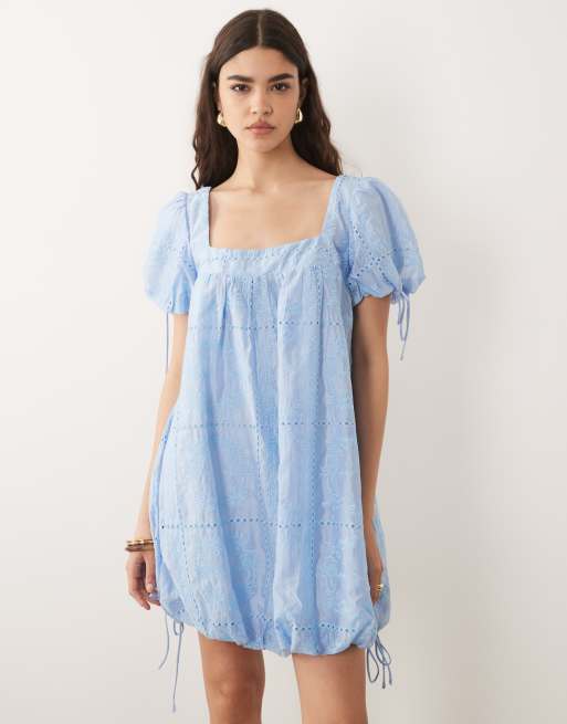 ASOS DESIGN – Ljusblå miniklänning med fyrkantig halsringning, bubblig design och broderade detaljer, 4 av 4