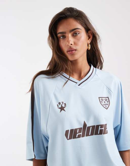 ASOS DESIGN – Ljusblå och chokladbrun fotbollströja i oversized fit med v-ringning och tryck, 2 av 4