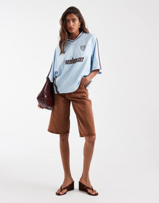 ASOS DESIGN – Ljusblå och chokladbrun fotbollströja i oversized fit med v-ringning och tryck, 3 av 4