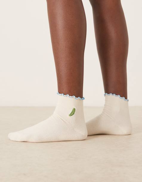 ASOS DESIGN – Ljusblå strumpor med broderad picklad gurka och volangkant - view 1