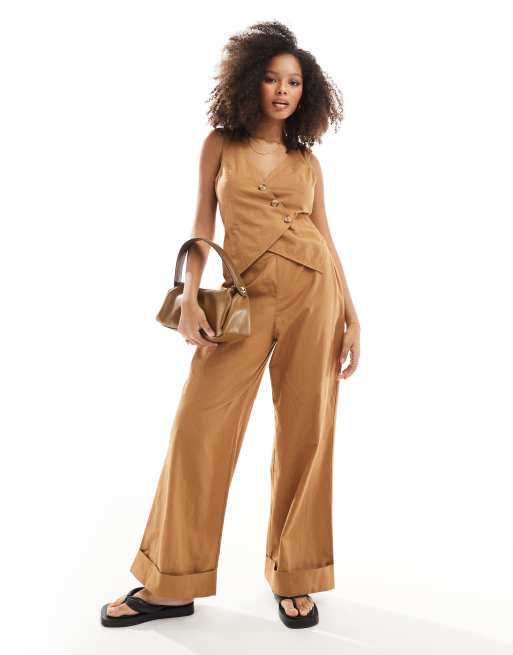 ASOS DESIGN – Ljusbrun asymmetrisk jumpsuit i 2-i-1-design med kostymväst