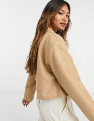 ASOS DESIGN u2013 Ljusbrun kort kostymjacka med breda axlar