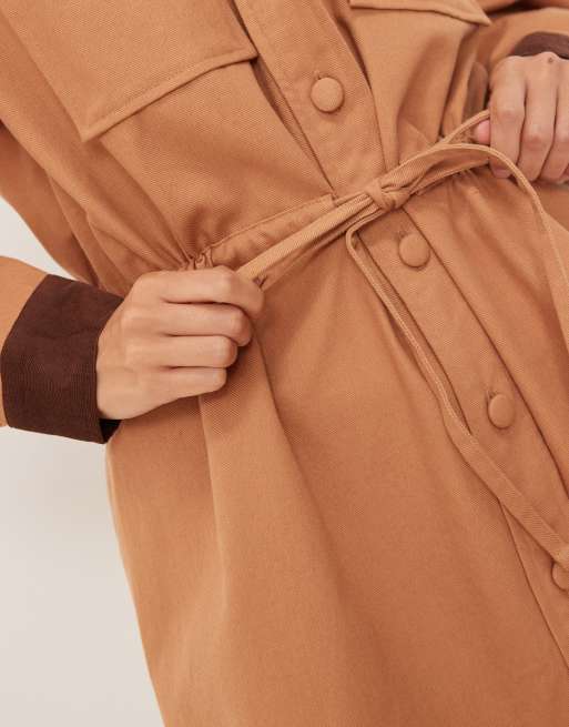 ASOS DESIGN – Ljusbrun, kraftig miniklänning i twill med jackdesign och markerad midja, 3 av 4