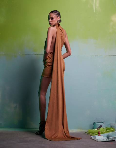 ASOS DESIGN – Ljusbrun minikjol i mockaimitation med halterneck, draperad kjol och släp - view 1