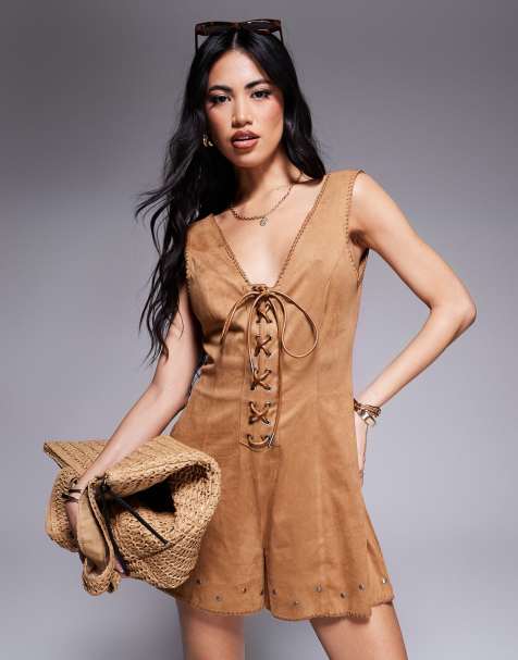 ASOS DESIGN – Ljusbrun playsuit i mockaimitation med snörning och nitar - view 1