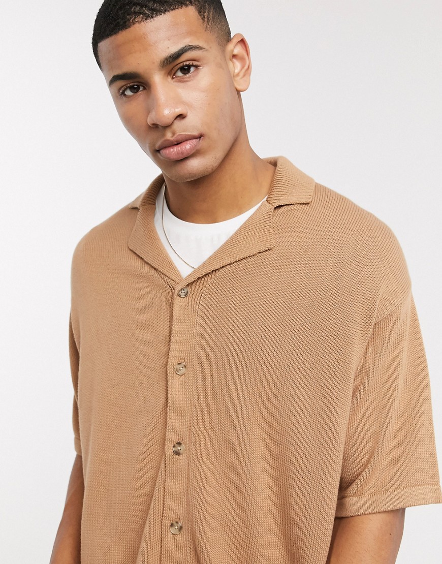 ASOS DESIGN – Ljusbrun stickad t-shirt i halvtjockt material med oversize-passform och knappar-Guldbrun