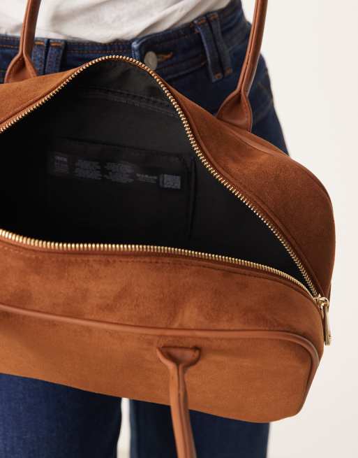 ASOS DESIGN – Ljusbrun, stor toteväska i bowlingmodell och mockaimitation med litet bowlingväsksmycke, 3 av 4