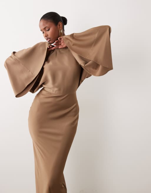 ASOS DESIGN – Ljusbrun, texturerad, diagonalskuren maxiklänning med pingvinärmar i satin, 2 av 4