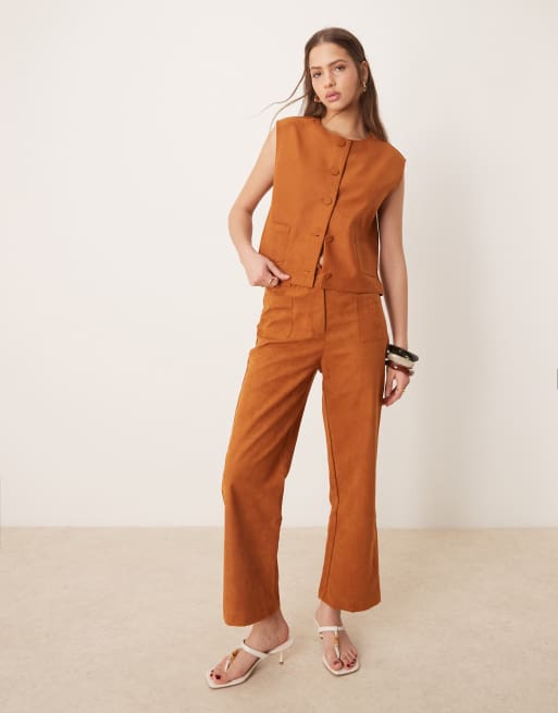 ASOS DESIGN – Ljusbruna, ankellånga byxor med raka ben i mockaimitation, del av set