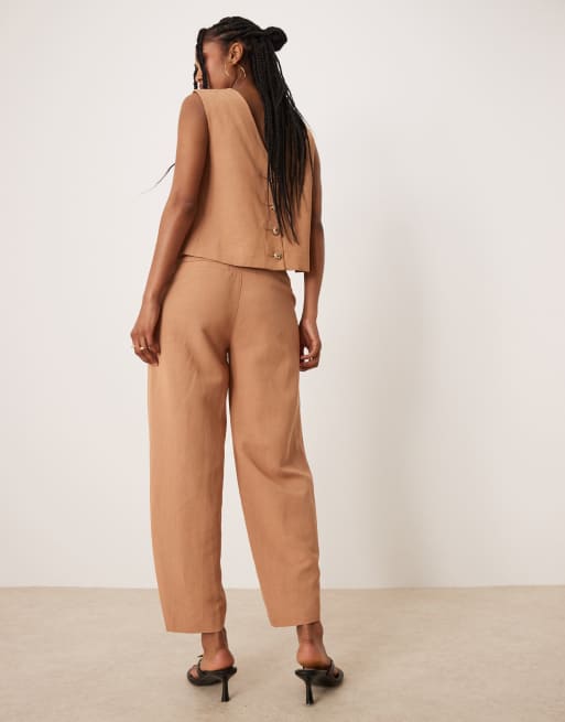 ASOS DESIGN – Ljusbruna, figursydda linnebyxor med justerbar flik vid fållen, del av set, 3 av 5