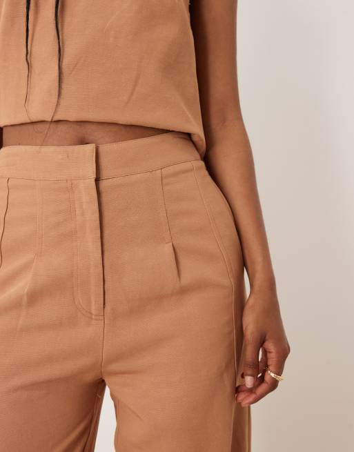 ASOS DESIGN – Ljusbruna, figursydda linnebyxor med justerbar flik vid fållen, del av set, 4 av 5