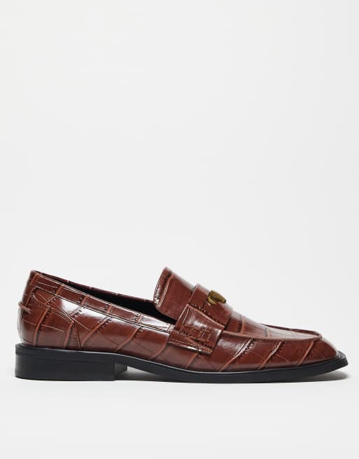 ASOS DESIGN – Ljusbruna, krokodilskinnsmönstrade pennyloafers i läderimitation, 2 av 4