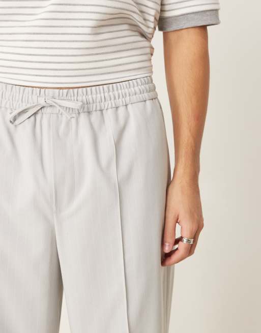 ASOS DESIGN – Ljusgrå, kritstrecksrandiga finbyxor i dra på-modell med vida ben, 5 av 5