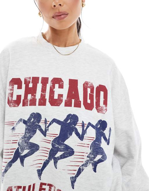 ASOS DESIGN – Ljusgrå, melerad sweatshirt med Chicago Athletics-tryck, 3 av 4