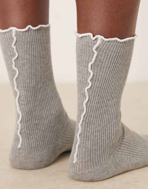 ASOS DESIGN – Ljusgrå och vita strumpor med vågig, dekorativ söm, 2 av 3