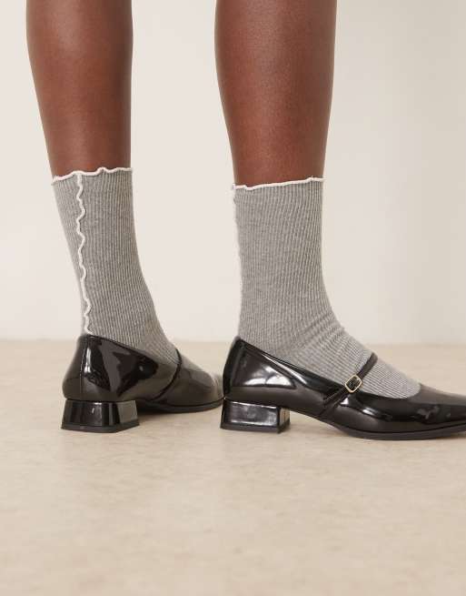 ASOS DESIGN – Ljusgrå och vita strumpor med vågig, dekorativ söm, 3 av 3