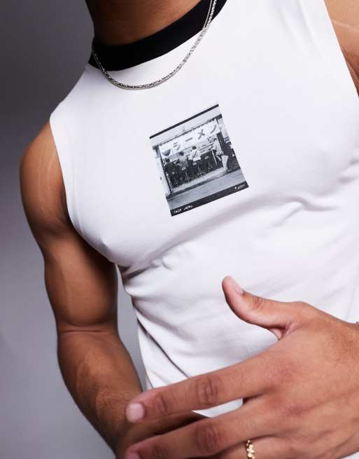 ASOS DESIGN – Ljusgrått, kort linne i muscle fit med tryck på bröstet , 2 av 4