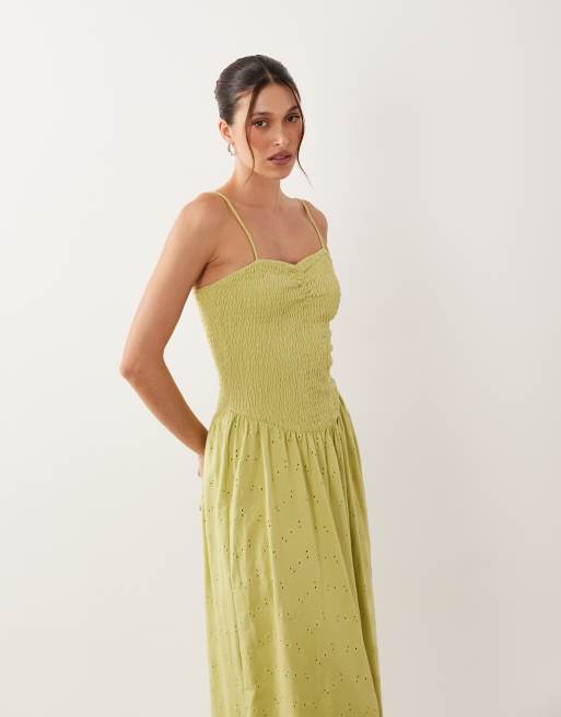 ASOS DESIGN – Ljusgrön maxiklänning i broderie anglaise med smockat liv, 2 av 4