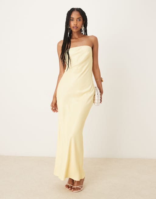 ASOS DESIGN – Ljusgul, diagonalskuren maxiklänning i satin med bandeau-ringning, 4 av 4