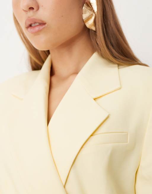 ASOS DESIGN – Ljusgul, figursydd kavaj med markerad midja och sned skärning nertill, 3 av 4