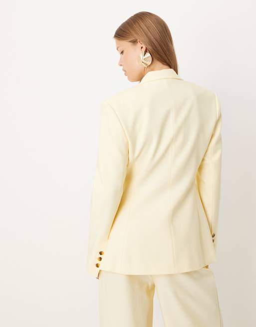 ASOS DESIGN – Ljusgul, figursydd kavaj med markerad midja och sned skärning nertill, 4 av 4