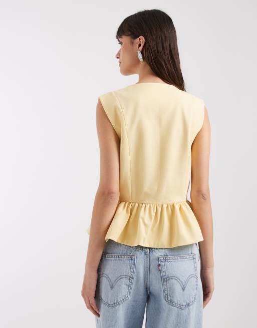 ASOS DESIGN – Ljusgul, figursydd topp i peplum-modell med knäppning, 4 av 4