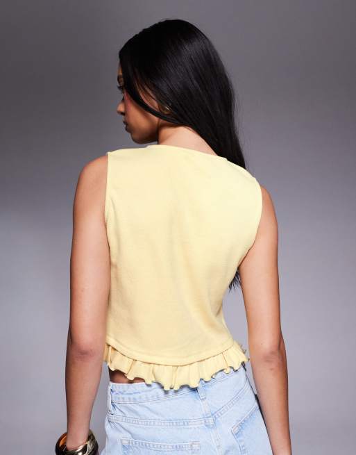 ASOS DESIGN – Ljusgul, småribbad topp med knappar och volangfåll, 2 av 4