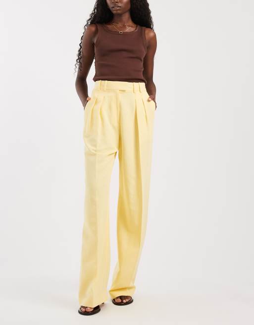 ASOS DESIGN – Ljusgula, figursydda byxor i linnestil med vida ben och veck, 2 av 5