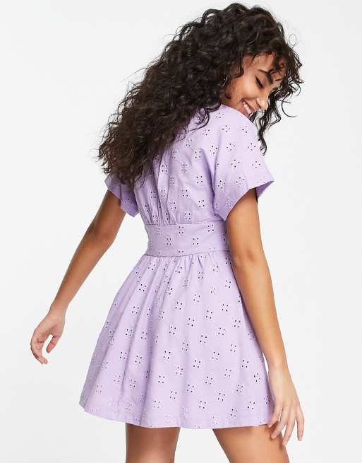 ASOS DESIGN – Ljuslila mini-teaklänning med knäppning och broderie anglaise, 2 av 4