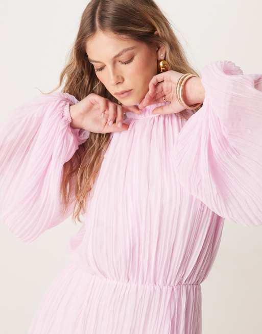 ASOS DESIGN – Ljusrosa, krinklad maxiklänning med blusärmar, hög krage och veck, 2 av 4