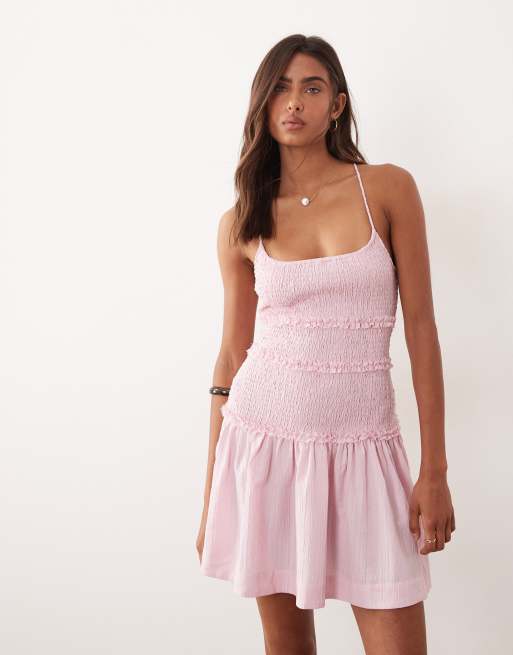 ASOS DESIGN – Ljusrosa, krinklad miniklänning med smockad, sänkt midja, 3 av 4