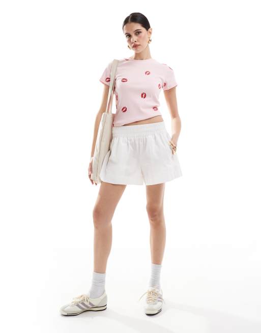 ASOS DESIGN – Ljusrosa t-shirt i babydesign med broderade läppar, 3 av 4