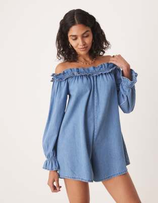 ASOS DESIGN – Ljustvättad playsuit i mjuk denim med bara axlar och volangdetaljer - view 1