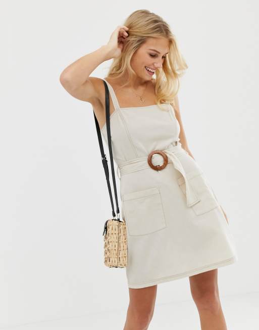 ASOS DESIGN – Lniana sukienka letnia mini z kwadratowym dekoltem drewnianą klamrą i kontrastowymi szwami