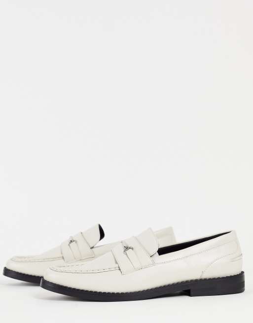 ASOS DESIGN – Loafer aus Kunstleder in gebrochenem Weiß mit farblich abgesetzter Sohle 
