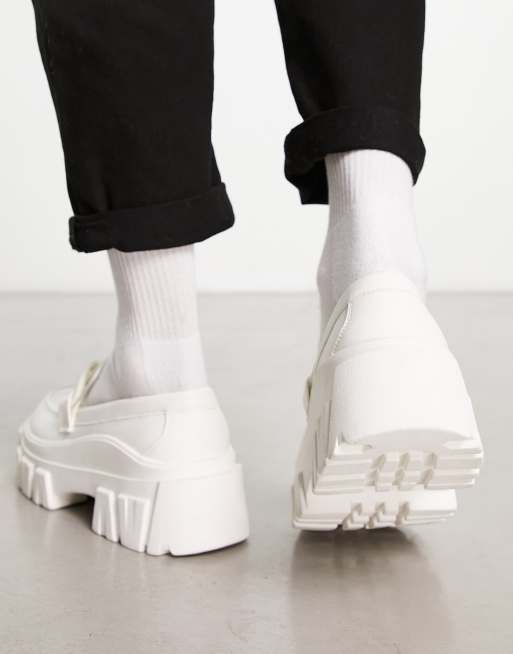 ASOS DESIGN – Loafer aus Kunstleder in Weiß mit dicker Sohle und Kettendetail, 2 von 4