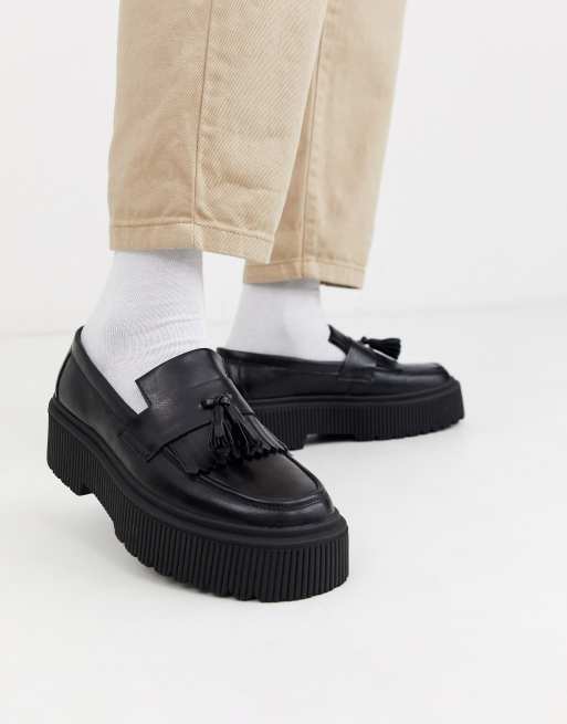 ASOS DESIGN Loafer aus schwarzem Kunstleder mit dicker Sohle und Quasten ASOS