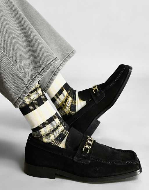 ASOS DESIGN Loafer aus schwarzem Wildleder mit eckiger Zehenpartie und Gliederkettendetail ASOS