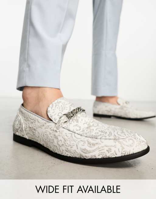 ASOS DESIGN Loafer aus silberfarbenem Samt mit Kettendetail in Stahlgrau