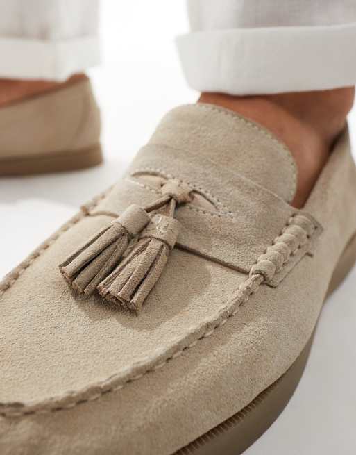 ASOS DESIGN Loafer aus Wildleder in Beige mit Quaste und kontrastierender Sohle ASOS