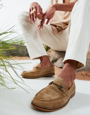 ASOS DESIGN – Loafer aus Wildleder mit Zierschnalle in Stone-Neutral