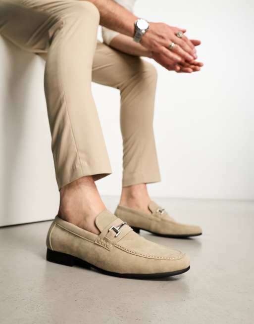 ASOS DESIGN – Loafer aus Wildlederimitat in Taupe mit Trensenverzierung