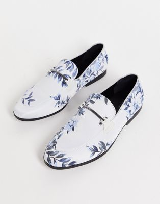 ASOS DESIGN – Loafer in Blau mit Blumenmuster und Trensendetail