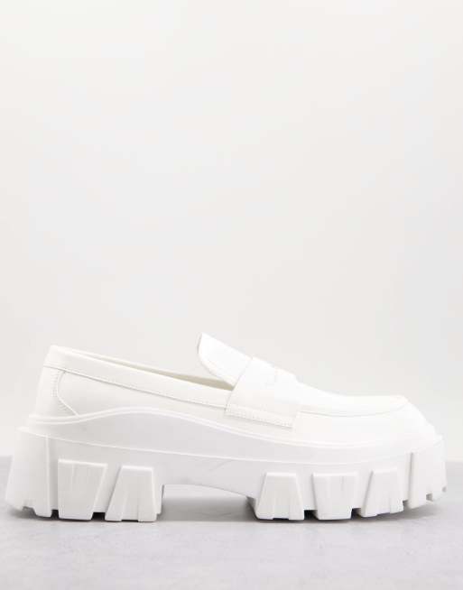 ASOS DESIGN – Loafer mit dicker Sohle aus Kunstleder in Weiß